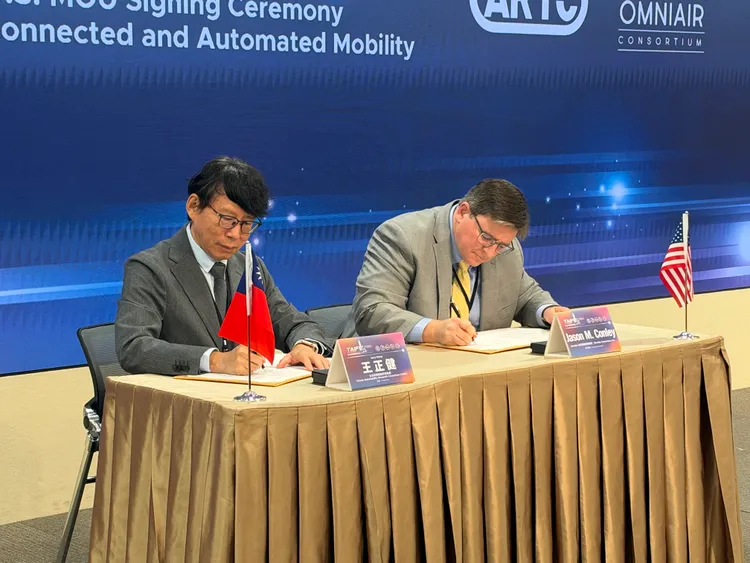 ARTC與美國OmniAir Consortium簽署合作備忘錄。呂承哲攝