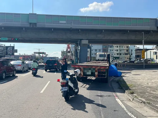 仁武鳳仁路大貨車右轉撞機車！59歲女騎士當場身亡　疑未保持距離釀禍