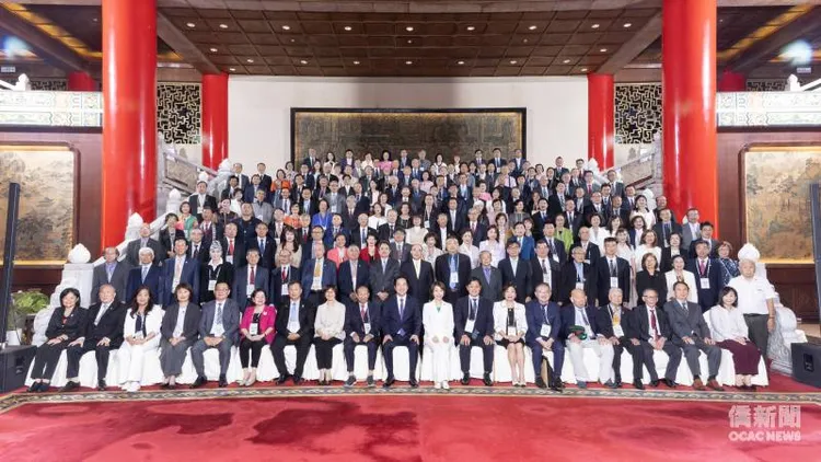 115年僑務委員會議開幕典禮合影。翻攝自僑委會官網