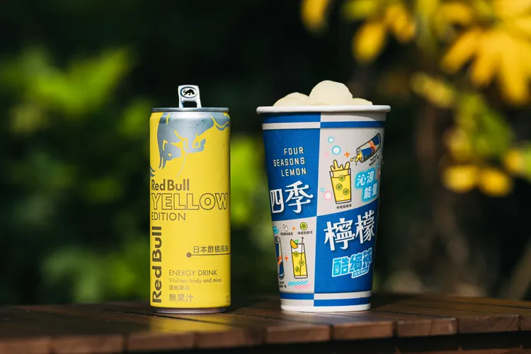 全家便利商店限量推出 Red Bull 聯名杯身，於活動期間購買 Red Bull 250ml 全系列商品，搭配全家酷繽球即可享合購價89元。業者提供