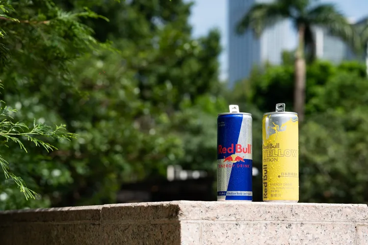 Red Bull Yellow Edition 日本酢橘風味即日起於全家便利商店、萬家福、樂家康、全聯，以及電商等通路陸續上架。業者提供