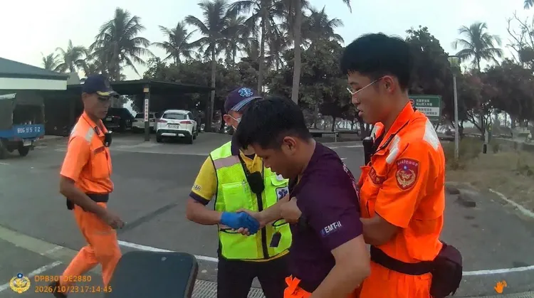 海巡隊員遭群蜂攻擊送醫治療。第13岸巡隊提供