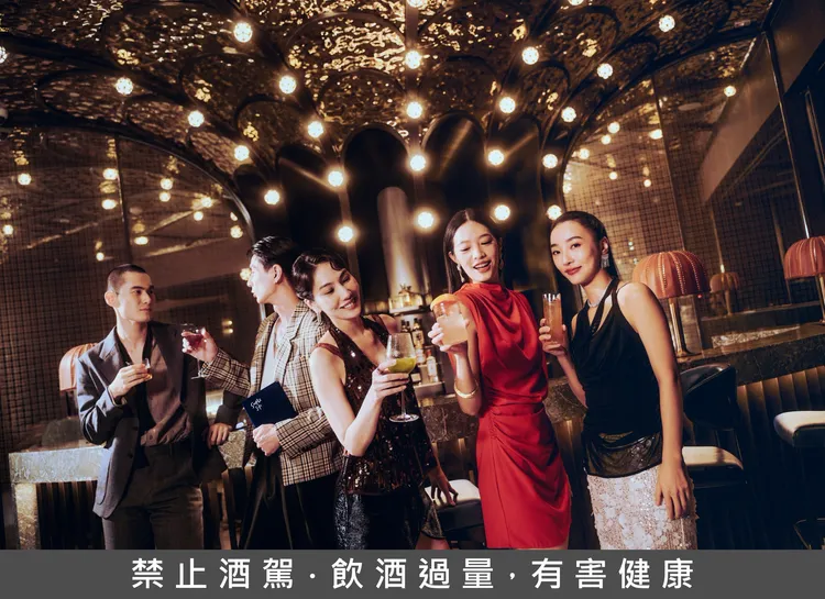從舉杯微醺到夜晚相聚，臺北洲際酒店以調酒與社交氛圍，勾勒城市入夜後的精彩生活。業者提供
