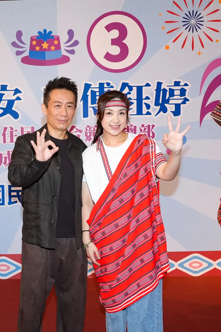 郭子乾（左）談蔣萬安、沈伯洋辯論有看法，右為李傅鈺婷。競選總部提供