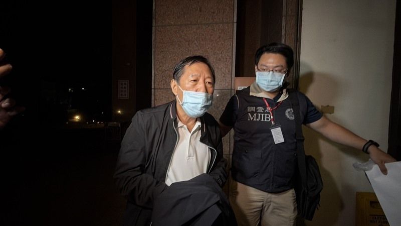 吳俊立在病房被拘提!上銬押回台東激動喊「我就死在裡面」
