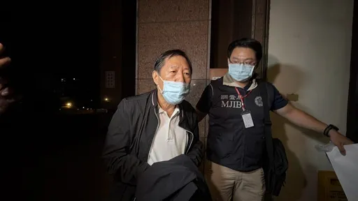 前縣長吳俊立在病房被拘提！　上銬押回台東激動喊「我就死在裡面」