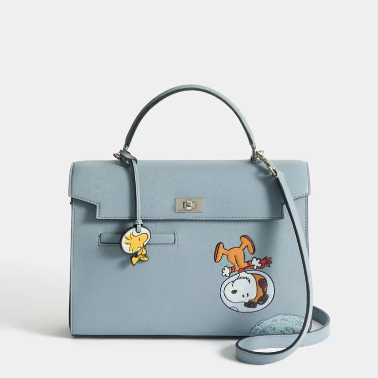ANYA HINDMARCH｜SNOOPY IN SPACE CAPSULE Mortimer太空史努比手提斜背包，10萬2580元。品牌提供
