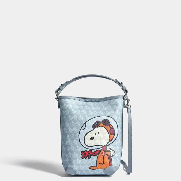 ANYA HINDMARCH｜SNOOPY IN SPACE CAPSULE I Am A Plastic Bag太空迷你水桶包，2萬7580元。品牌提供