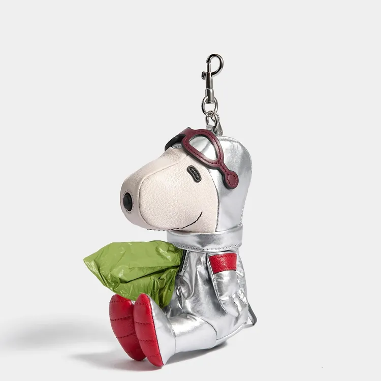 ANYA HINDMARCH｜SNOOPY IN SPACE CAPSULE太空史努比拾便袋吊飾，1萬4580元。品牌提供