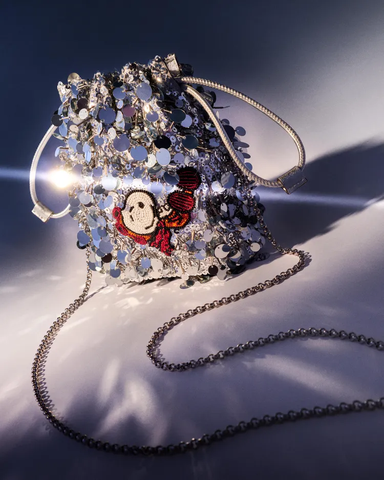 Drawstring Pouch束口袋上的Snoopy圖案是以手工串珠勾勒而成。品牌提供