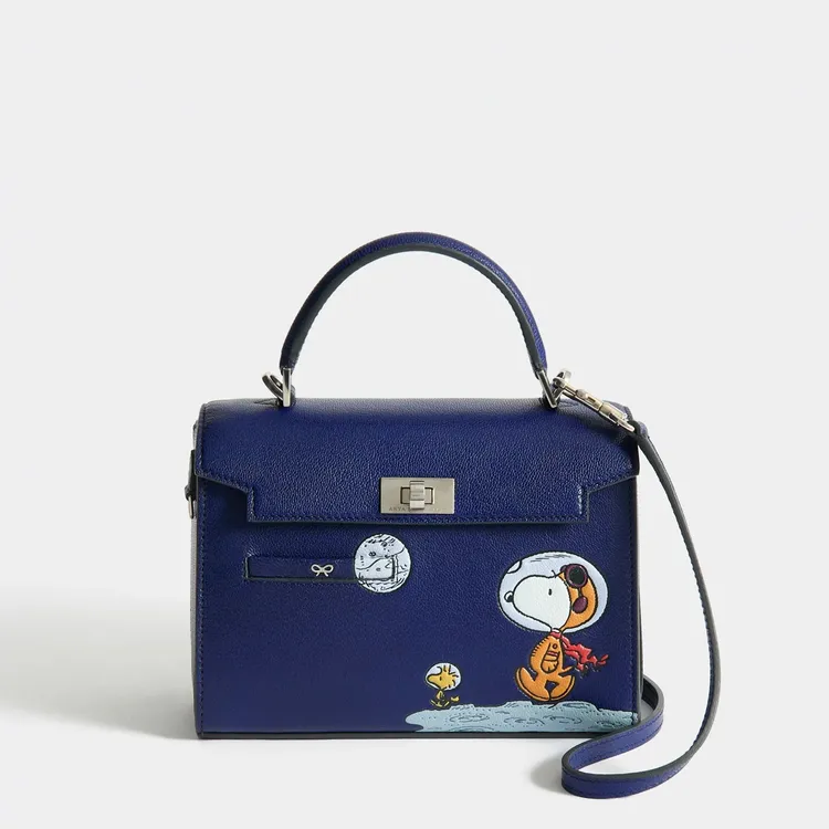ANYA HINDMARCH｜SNOOPY IN SPACE CAPSULE Mortimer太空史努比迷你手提斜背包，6萬8580元。品牌提供