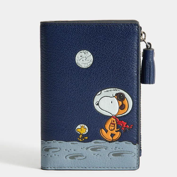 ANYA HINDMARCH｜SNOOPY IN SPACE CAPSULE月球漫步折疊短夾，1萬4580元。品牌提供
