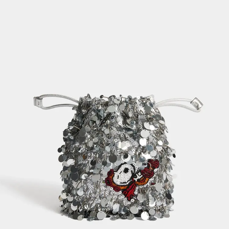 ANYA HINDMARCH｜SNOOPY IN SPACE CAPSULE太空亮片珠飾束口包，4萬5580元。品牌提供