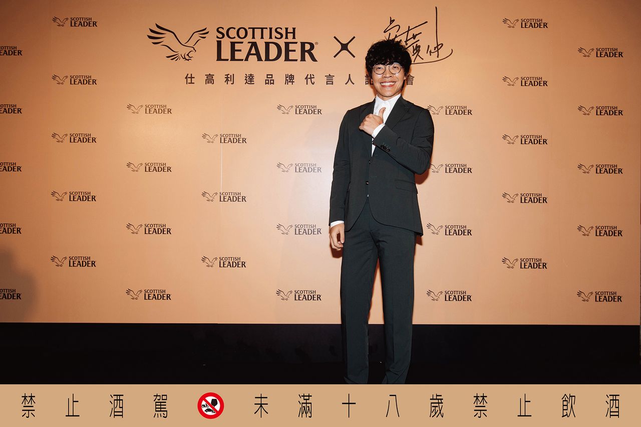 跟風周杰倫?!盧廣仲瘋打網球曬出小麥色 西裝內藏結實精壯身材