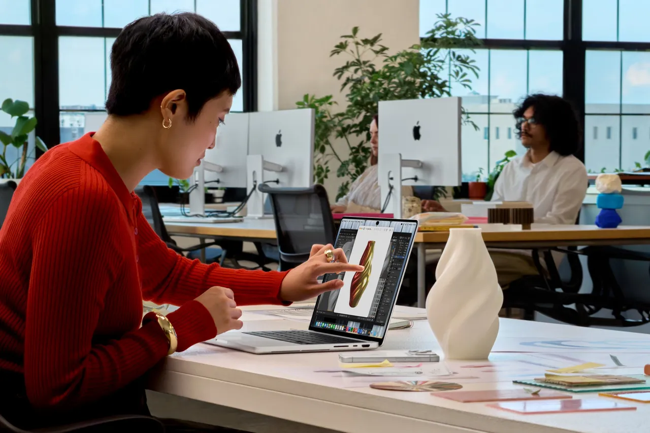 蘋果首款觸控MacBook Pro登場　搭OLED螢幕、9.79萬元起