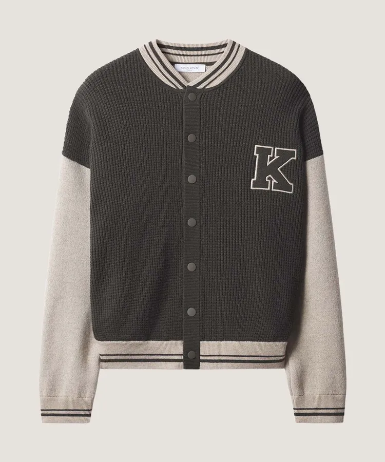 Maison Kitsuné深鯨灰華夫格紋學院風LOGO開襟針織衫，1萬7100元。品牌提供