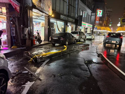 基隆颳11級陣風！仁三路招牌墜落砸車　驚悚瞬間曝光
