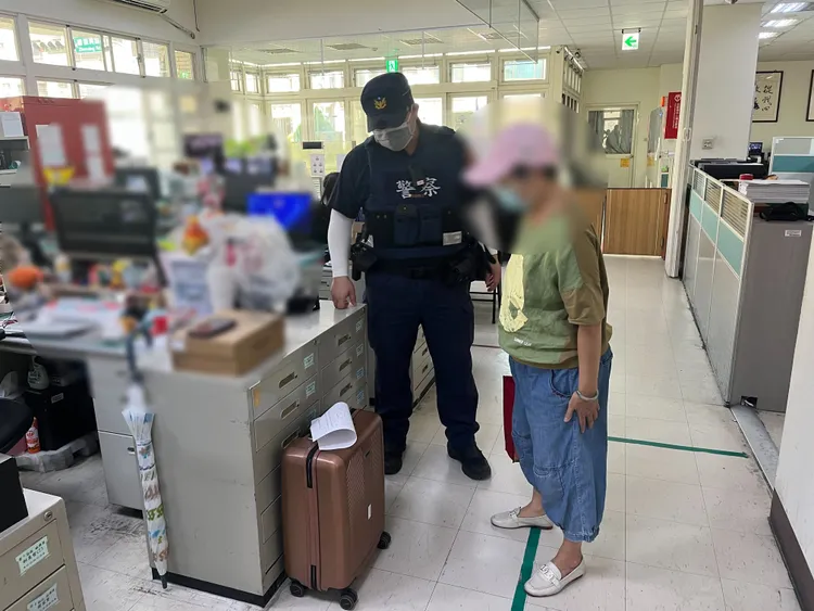 賴婦趕到派出所拿回遺失的行李箱。警方提供