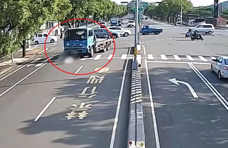 老翁被撞倒地，肇事大貨車及時煞停，沒有輾過去。民眾提供