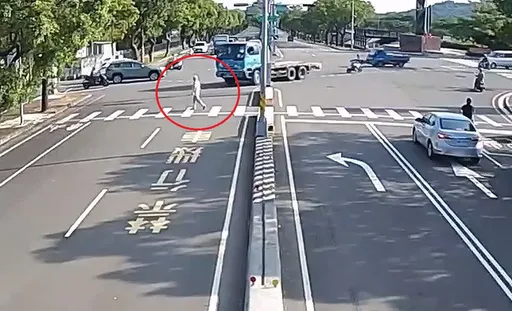 苗栗大貨車左轉未禮讓行人　老翁走斑馬線被撞！昏迷搶救中