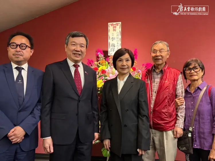 唐美雲（中）與貴賓合照。唐美雲歌仔戲團提供