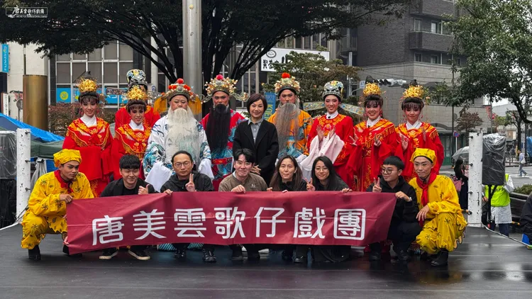 街頭演出扮仙。唐美雲歌仔戲團提供