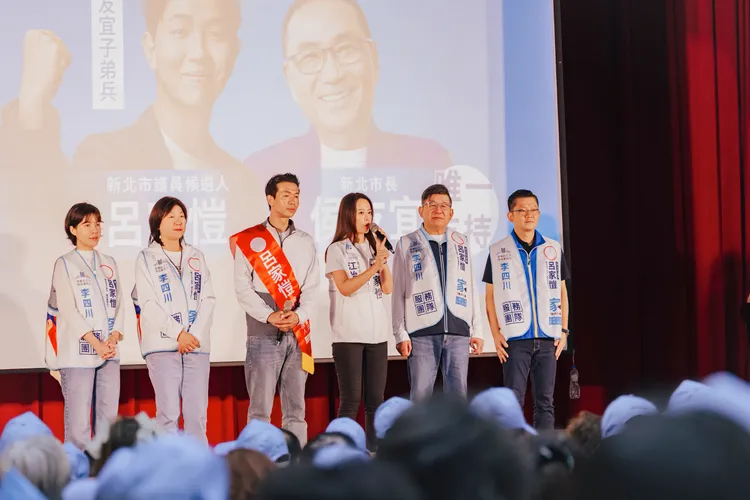 江怡臻喊「全力交棒」！她未參選議員改挺呂家愷，李四川也到場助陣。競辦提供