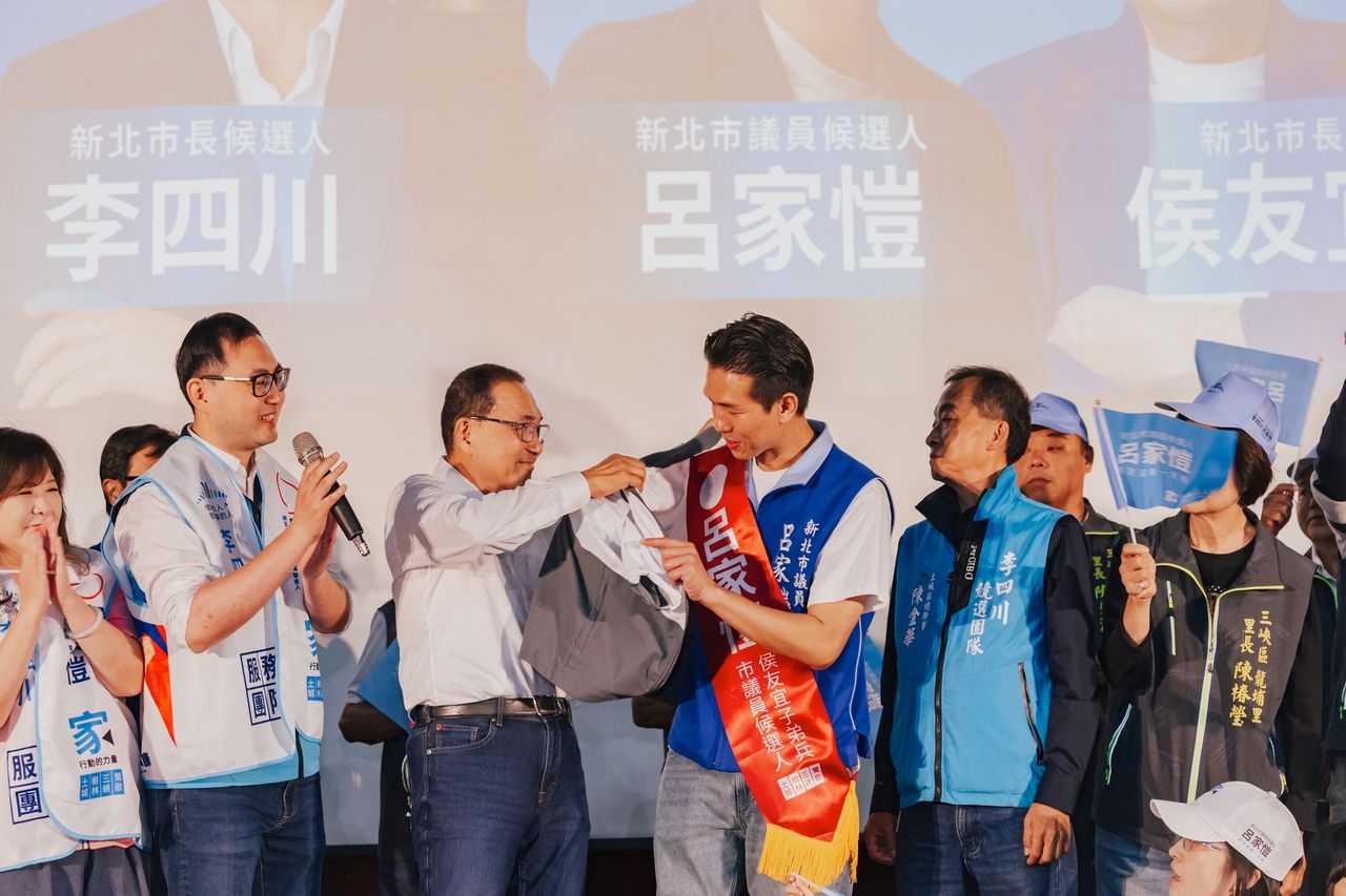 侯友宜送「市府戰袍」力挺呂家愷連任!江怡臻喊交棒 李四川點名夜經濟