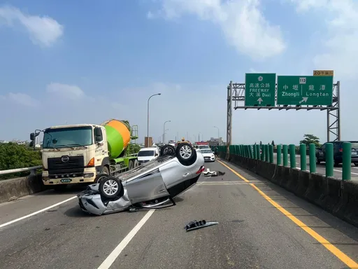 疑變換車道不慎擦撞！台66線小客車翻覆　駕駛受傷送醫