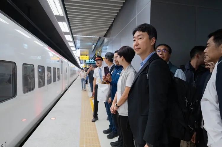 台南鐵路地下化今晨正式通車。翻攝陳世凱臉書