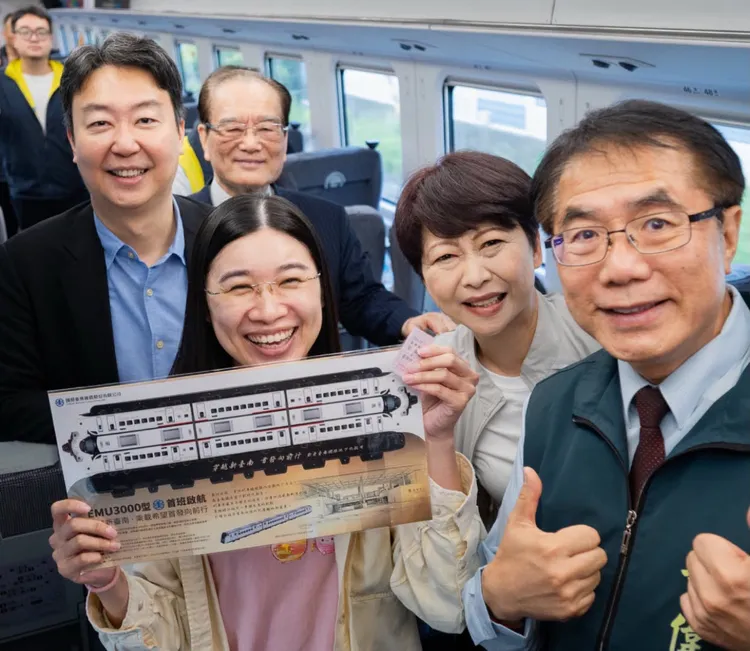 今天清晨鐵路地下化自強號列車首發，交通部長陳世凱、台南市長黃偉哲等人登上列車南下高雄體驗。翻攝陳世凱臉書