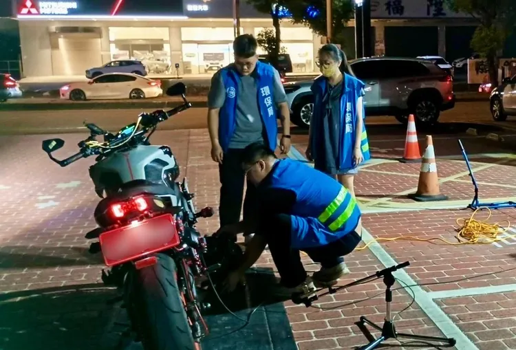 紅牌大型重機車噪音超標挨罰。龍潭警分局提供