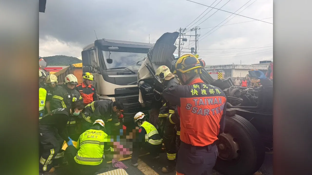 新北瑞芳海濱路「大貨車對撞聯結車」　1男受困！警消破壞車體救人