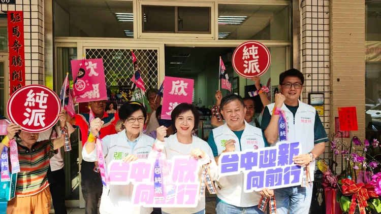 何欣純首場車掃上午由張芬郁、李天生、林德宇3位議員陪同從大里區出發。何欣純競總提供