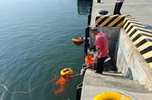 49歲男不慎跌落林園中芸港！77歲父跳水救子　海巡救起仍不治
