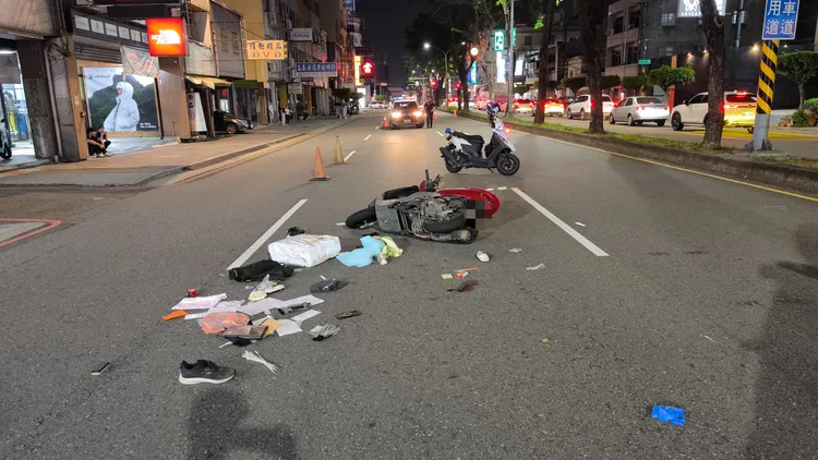 機車不明原因向左偏離擦撞同向內側的轎車。民眾提供