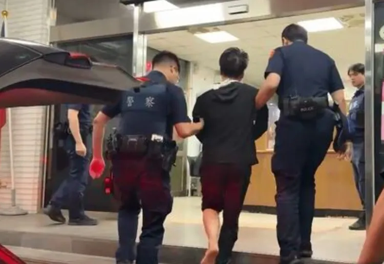 去年才因全台掃黑被刑事局拘捕，王男國慶日晚間又在樂華夜市鬧事被逮。翻攝畫面