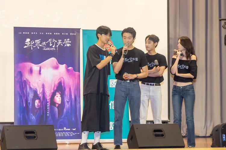 《郵票與舒芙蕾》演員群與學生上演狀況劇。時創影業提供