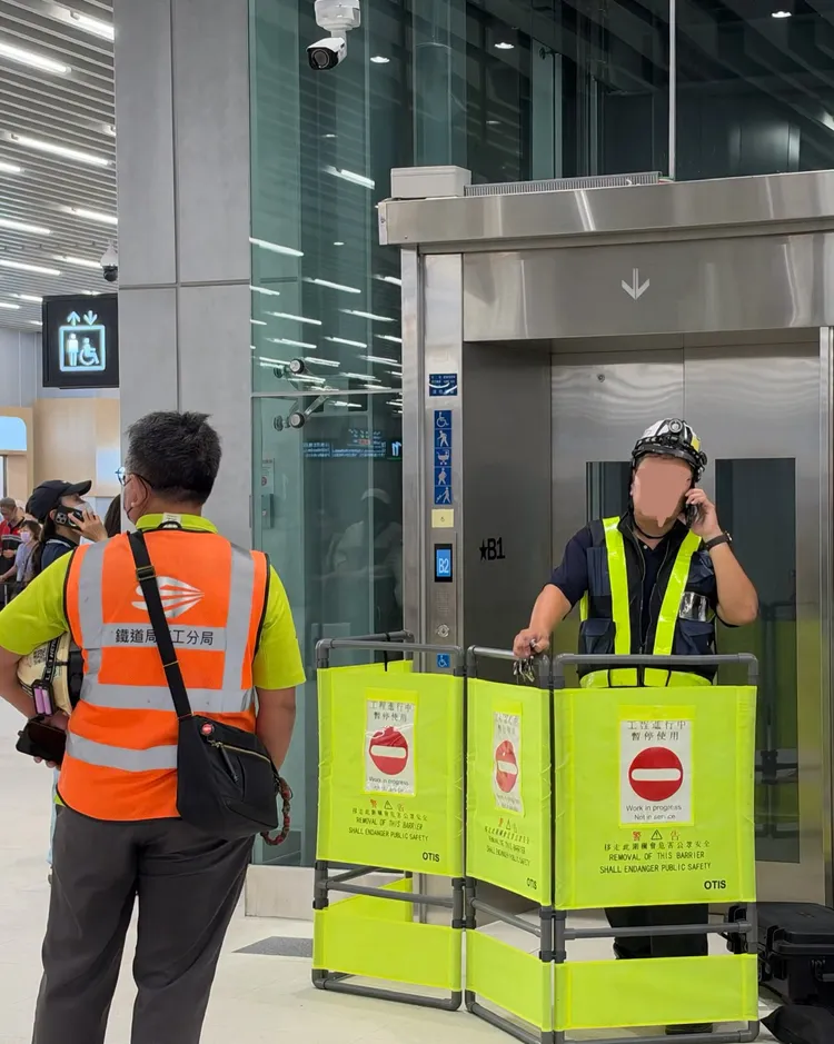 台南車站上午旅客人潮集中、電扶梯載運量大幅增加，觸發保護裝置而暫停運轉。台南式臉書