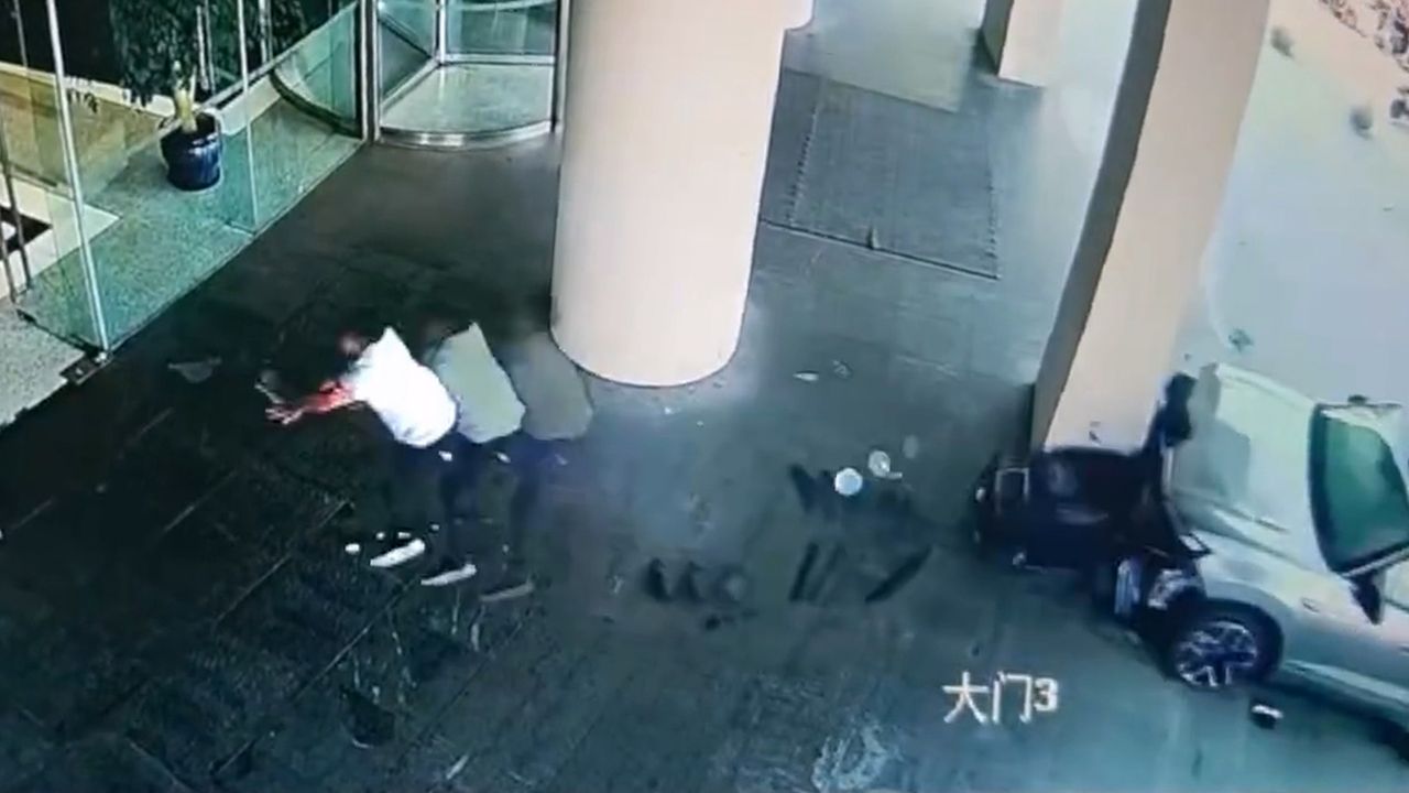43歲女新車試駕 猛衝路人「把魂都撞出來了」飛出殘影