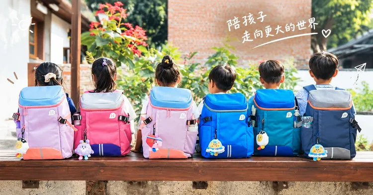 KAGS DUSTIN 系列小學生專用人體工學超輕護脊書包，提供21L（原價3500元）及 mini19L（原價 3450 元）兩種容量選擇，採用輕鬆按壓式胸扣、S型釋壓背帶及3D立體透氣軟墊等設計，兼顧日常收納與背負舒適需求。現場線上下單除享7折優惠外，購買再加贈刺繡徽章乙份（款式隨機出貨）。BEARBOSS熊老闆提供