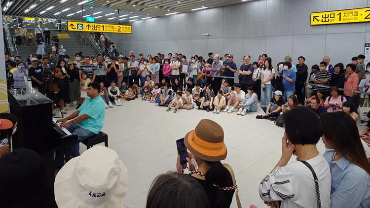 台南鐵路地下化後，新台南車站B1穿堂層設有公共鋼琴，吸引不少民眾排隊演奏，也引發民眾「朝聖」熱潮，25日周邊依然擠滿圍觀民眾。中央社