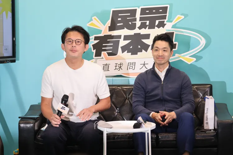 台北市長蔣萬安昨上民眾黨主席黃國昌直播節目，黃國昌搬出打地鼠遊戲跟蔣萬安PK。李俊毅攝