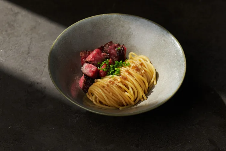 「和牛肉丁・有馬山椒・天使細麵」將炙烤和牛入麵，日式山椒畫龍點睛。業者提供