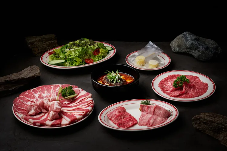 「板前中山」嚴選和牛與特色肉品，展現秋季套餐豐盛層次。業者提供