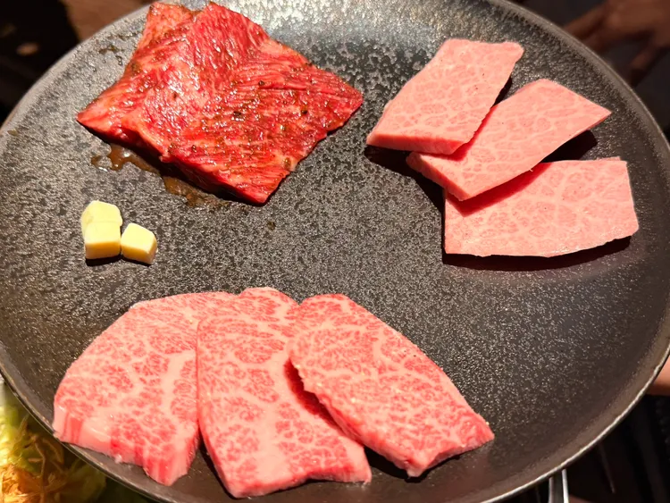 肉品安排日和赤身・鹽昆布、日和霜降肉・柚子胡椒及澳和橫隔膜。陳揚盛攝