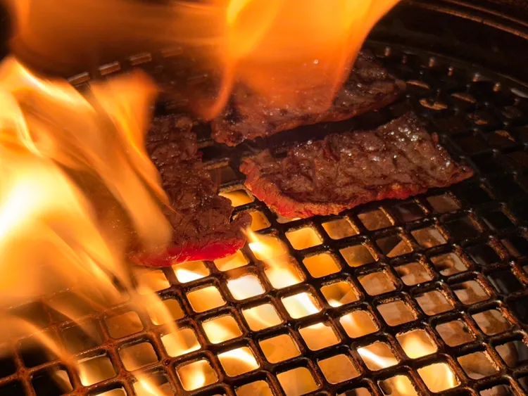 坐在板前吃燒肉，能感受到主廚安排的料理節奏。陳揚盛攝