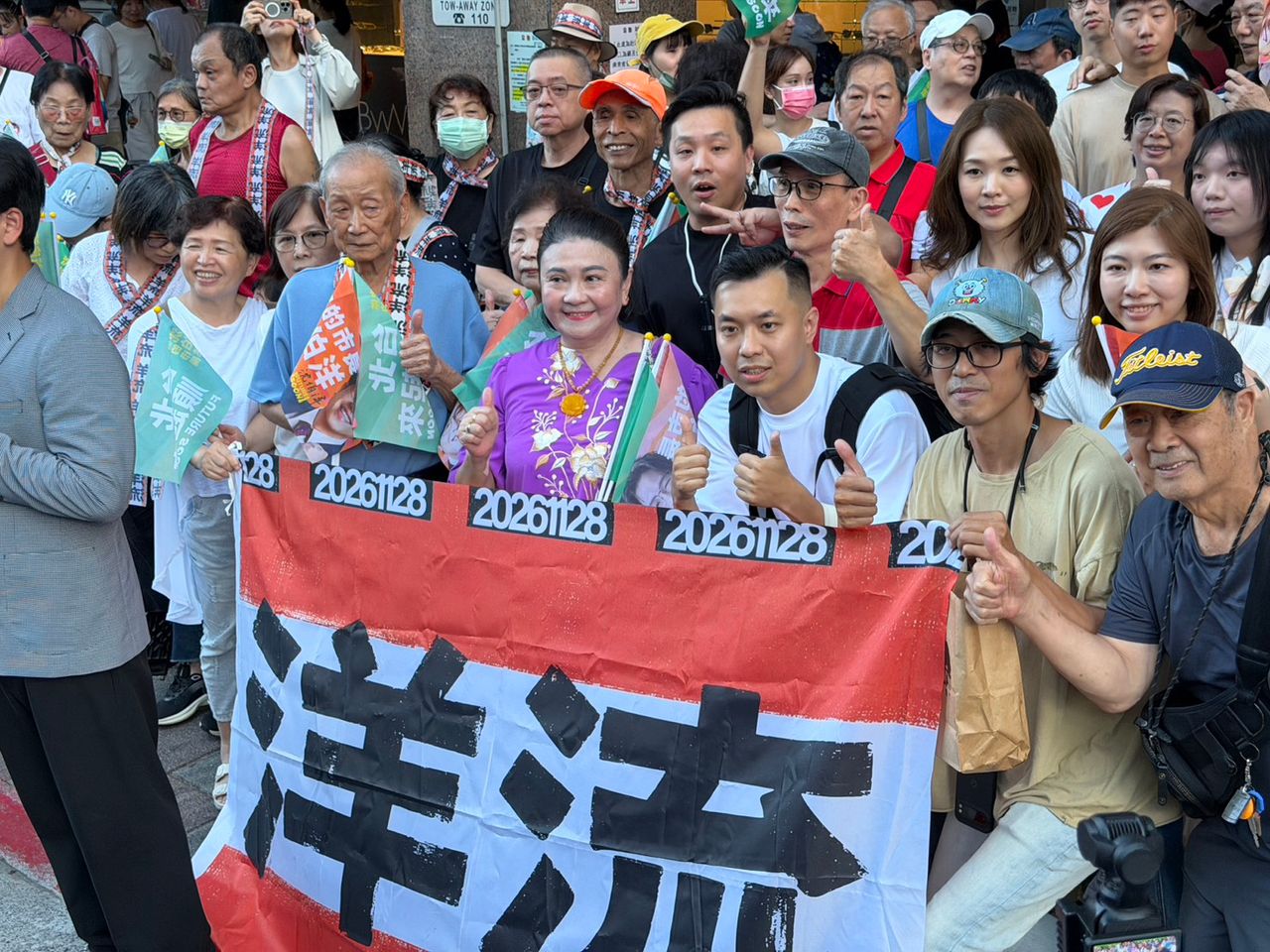 沈伯洋小名曝光!阿嬤喊「洋洋」 車掃現身喊高票當選