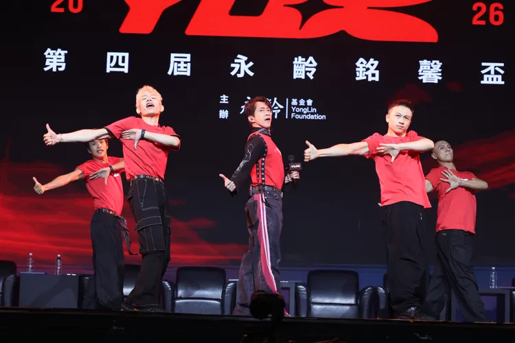陳漢典賣力唱跳不輸參賽者。攝影中心攝