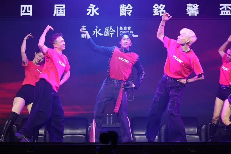 陳漢典載歌載舞。攝影中心攝